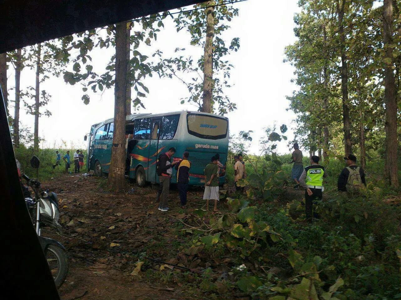 Kondisi bus di jalan sempit hutan Blora, dianggap sebagai peristiwa mistis. (foto ( / FB / Edhie Prayitno Ige)