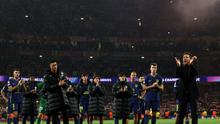 Pelatih Atletico Madrid, Diego Simeone, bertepuk tangan untuk fans setelah kekalahan pada leg kedua semifinal Liga Champions kontra Arsenal di Stadion Emirates, Rabu (6/5/2026) dini hari WIB. (Adrian Dennis / AFP)