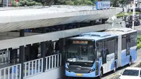 Bus Transjakarta berhenti di Halte Gelora Bung Karno (GBK), Jakarta, Kamis (18/8/2022). PT Transportasi Jakarta (TransJakarta) kembali mengoperasikan Halte Gelora Bung Karno (GBK) setelah rampung direvitalisasi. Halte GBK efektif melayani pelanggan bertepatan di HUT Ke-77 RI pada Rabu, 17 Agustus 2022 kemarin. (Liputan6.com/Herman Zakharia)