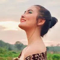 Aktris FTV berparas cantik ini memang selalu berhasil tampil modis di berbagai kesempatan. Saat menjadi model pemotretan, gaya Talitha Curtis pun sangat memukau. Gaya candidnya dengan tersenyum tipis ini banjir pujian netizen. (Liputan6.com/IG/@talithacurtis_)