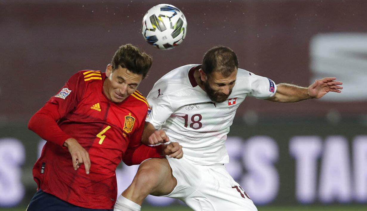 Pemain Spanyol, Pau Torres, duel udara dengan pemain Swiss, Admir Mehmedi, pada laga UEFA Nations League di Stadion Alfredo di Stefano, Minggu (11/10/2020). Spanyol menang dengan skor 1-0. (AP Photo/Manu Fernandez)