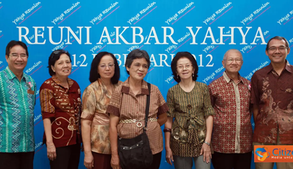 Citizen6, Bandung: Guru dan mantan guru SMAK Yahya Bandung berpose bersama dalam acara reuni akbar. (Pengirim: Rka)