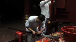 Umat Tionghoa mencuci dan membersihkan sejumlah alat pusaka untuk persiapan perayaan cap go meh, Vihara Bodhi Dharma, Jakarta, (20/2). Cap go meh merupakan salah satu rangkaian perayaan Imlek. (Liputan6.com/Johan Tallo)