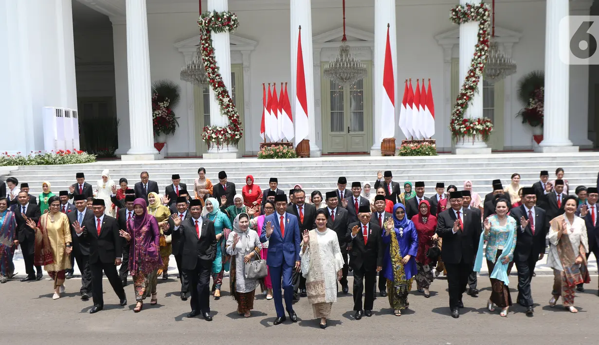 Presiden Joko Widodo didampingi Wapres Ma'ruf Amin berfoto bersama jajaran menteri Kabinet Indonesia Maju yang baru dilantik dengan didampingi istri dan suami mereka di Istana Negara, Jakarta, Rabu (23/10/2019). (Liputan6.com/Angga Yuniar)
