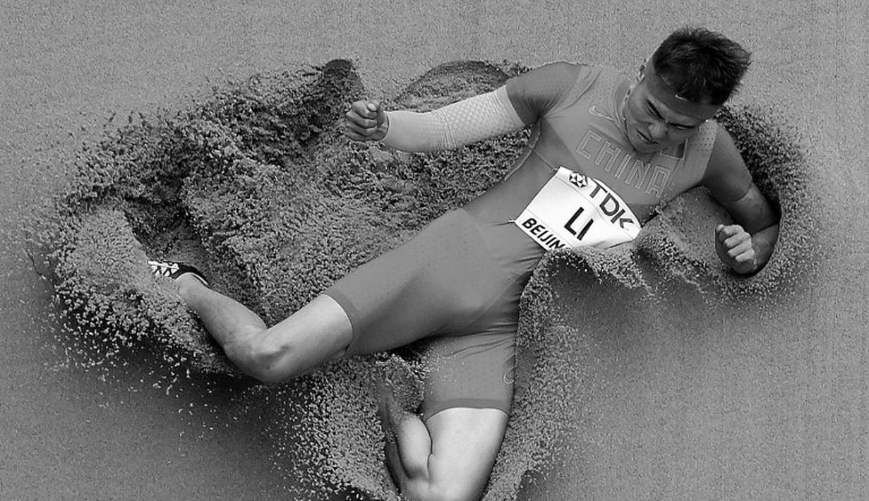 Aksi atlet Tiongkok, Li Jinzhe, saat final lompat jauh putra Kejuaraan Dunia Atletik 2015 di Stadion Nasional, Beijing, Tiongkok. (24/8/2015). (AFP Photo/Antonin Thuillier)