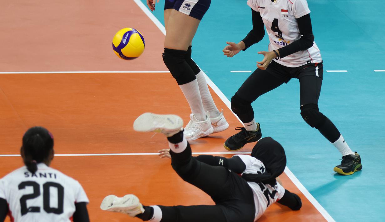 <p>Pemain Timnas voli putri Indonesia, Alridhania Risqamara (tengah) berusaha menjangkau bola saat menghadapi Kazakhstan pada laga Grup B AVC Challenge Cup 2024 di Rizal Memorial Coliseum, Manila, Filipina, Sabtu (25/5/2024). Indonesia kalah 0-3 (17-25, 13-25, 22-25). (Asian Volleyball Confederation)</p>