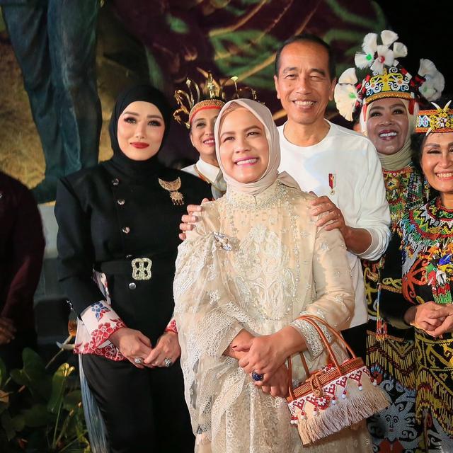 6 Gaya Reza Artamevia Tampil di IKN, Elegan Kenakan Beskap Pose Bareng Ibu Negara Iriana Jokowi-Istri Pejabat yang Berbusana Adat