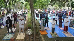 Warga melaksanakan salat Jumat berjemaah di Masjid Raya Cinere, Depok, Jumat (5/6/2020). Umat muslim di sejumlah wilayah Jabodetabek menunaikan salat Jumat perdana dengan menerapkan protokol pencegahan COVID-19 setelah dua bulan kegiatan ibadah di masjid ditiadakan. (merdeka.com/Arie Basuki)