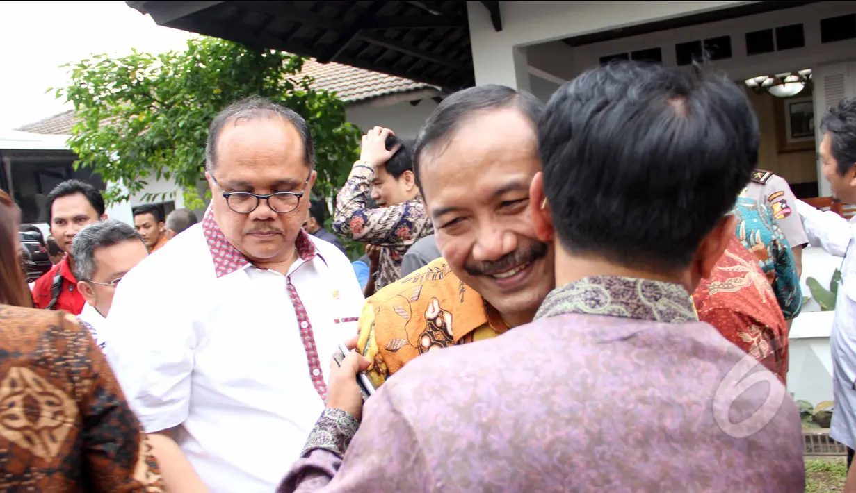 Wakapolri Badrodin Haiti mendapat ucapan selamat dari Komisi III DPR RI saat menggelar konferensi pers jelang uji kelayakan calon Kapolri, Jakarta, Rabu (15/4/2015). (Liputan6.com/Helmi Afandi)