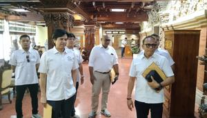 Pengurus Besar Akuatik Indonesia (PB AI) Pusat dan PB AI Provinsi Bali, melakukan kunjungan dan audiensi resmi ke Gubernur Bali, Wayan Koster, di Kantor Gubernur Bali, di Kota Denpasar, pada Rabu (20/5). (merdeka.com)