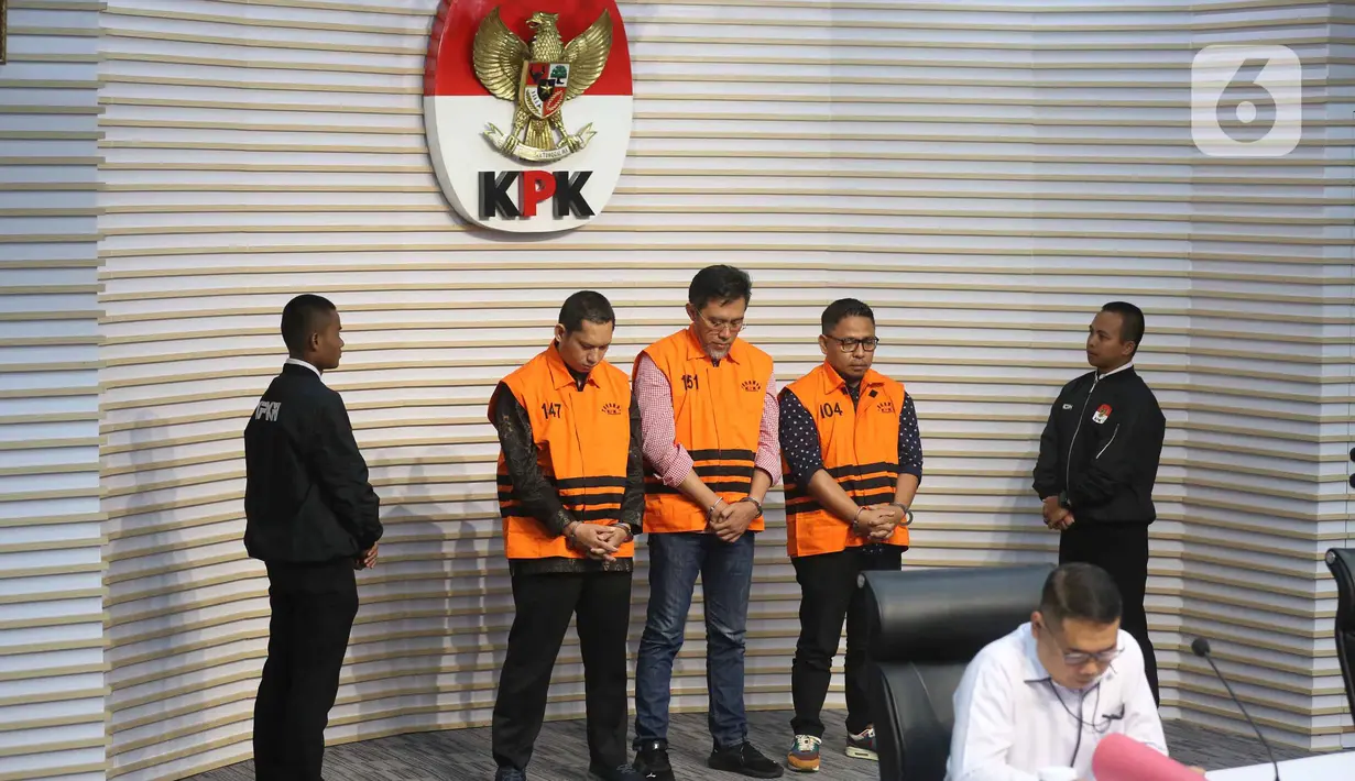 Kasus ini menjadi perhatian serius KPK, mengingat proyek kesehatan seharusnya memberikan layanan esensial bagi masyarakat, bukan menjadi ajang praktik koruptif.
Tampak dalam foto, tiga tersangka baru terkait kasus dugaan tindak pidana korupsi pembangunan Rumah Sakit Umum Daerah (RSUD) Kolaka Timur (Koltim) di antaranya Hendrik Permana, ketua Tim Kerja Sarana Prasarana Alat Labkesmas Kemenkes; Aswin Griksa Fitranto, Direktur Utama PT Griksa Cipta; dan Yasin, pegawai Bappenda Provinsi Sulawesi Tenggara yang dikenal sebagai orang kepercayaan Bupati Koltim Abdul Azis (berompi dari kiri ke kanan) dihadirkan dalam rilis penahanan di gedung Merah Putih Komisi Pemberantasan Korupsi (KPK), Jakarta, Senin (24/11/2025). (Liputan6.com/Helmi Fithriansyah)