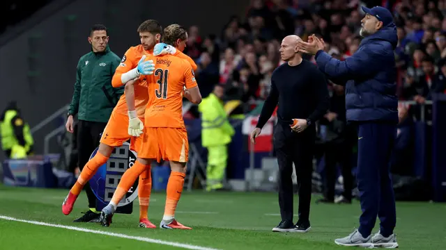 Foto: Debut Buruk 15 Menit Antonin Kinsky di Liga Champions, Dua Kali Blunder dan Buat Tottenham Hotspur Tumbang