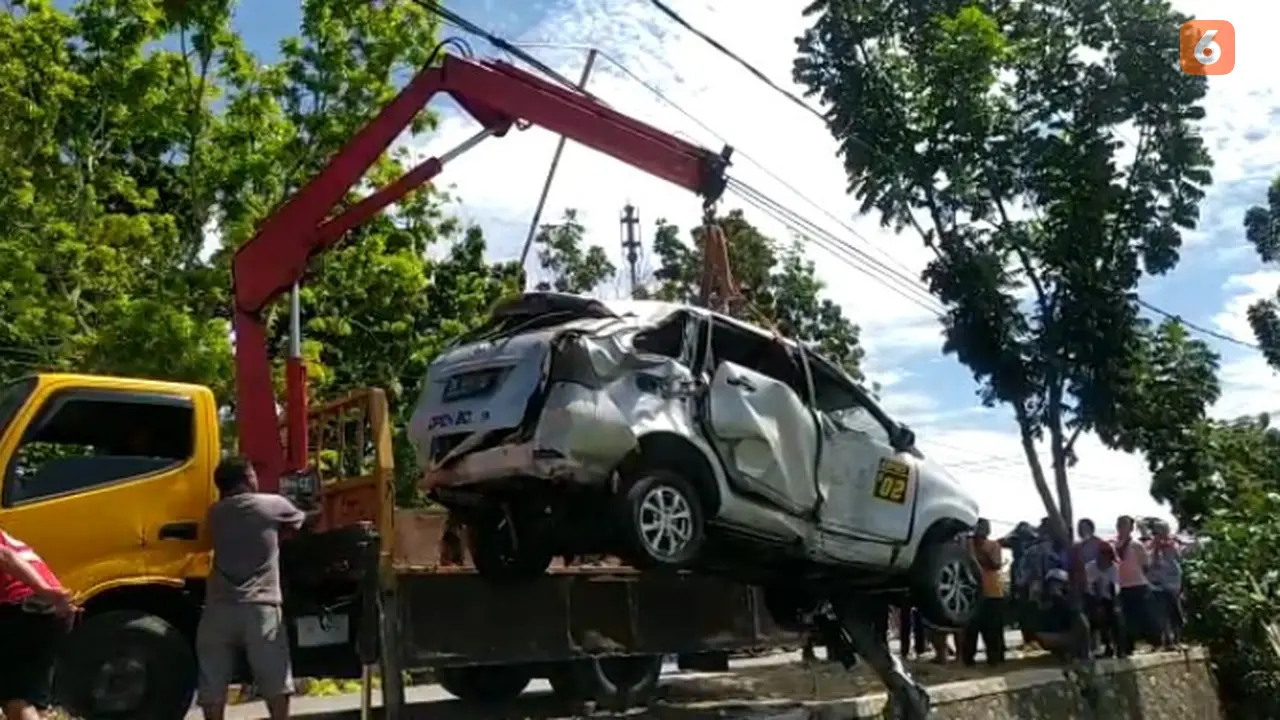 Mobil minibus yang mengalami kecelekaan di Kota Gorontalo (Arfandi Ibrahim/Liputan6.com)