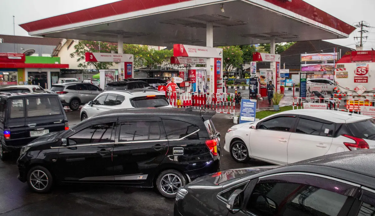 Diprediksi, Harga Bahan Bakar Minyak (BBM) di Indonesia akan mengalami kenaikan sebesar 10 persen. Tampak dalam foto, mobil-mobil mengantre untuk mengisi bahan bakar di sebuah Stasiun Pengisian Bahan Bakar Umum (SPBU) yang dioperasikan oleh Pertamina, perusahaan minyak dan gas milik negara Indonesia, di Yogyakarta, pada Sabtu 28 Maret 2026. (DEVI RAHMAN/AFP)