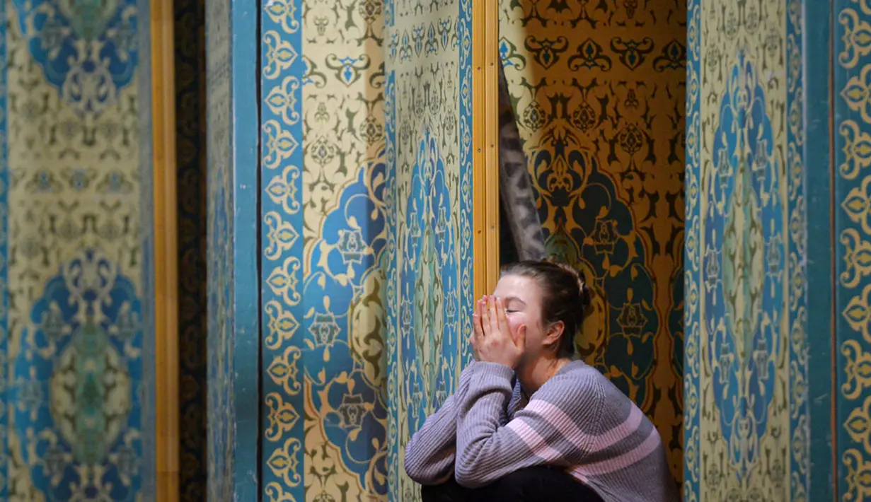 Bogdana Alekseeva, penari balet Opera Odesa yang melarikan diri dari Ukraina istirahat saat berlatih dengan Opera Nasional Rumania di Bucharest, Rumania, 5 Maret 2022. Opera Nasional Rumania menawarkan 6 penari balet yang melarikan diri dari Ukraina bekerja dengan mereka. (AP Photo/Alexandru Dobre)