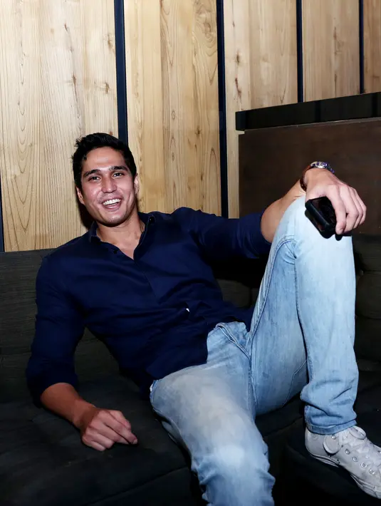 Pilihan Marcell Chandrawinata akan air putih dibanding minuman keras menjadi bukti bahwa orang bisa memilih bersikap meski bersinggungan langsung dengan dunia gemerlap. (Nurwahyunan/Bintang.com)