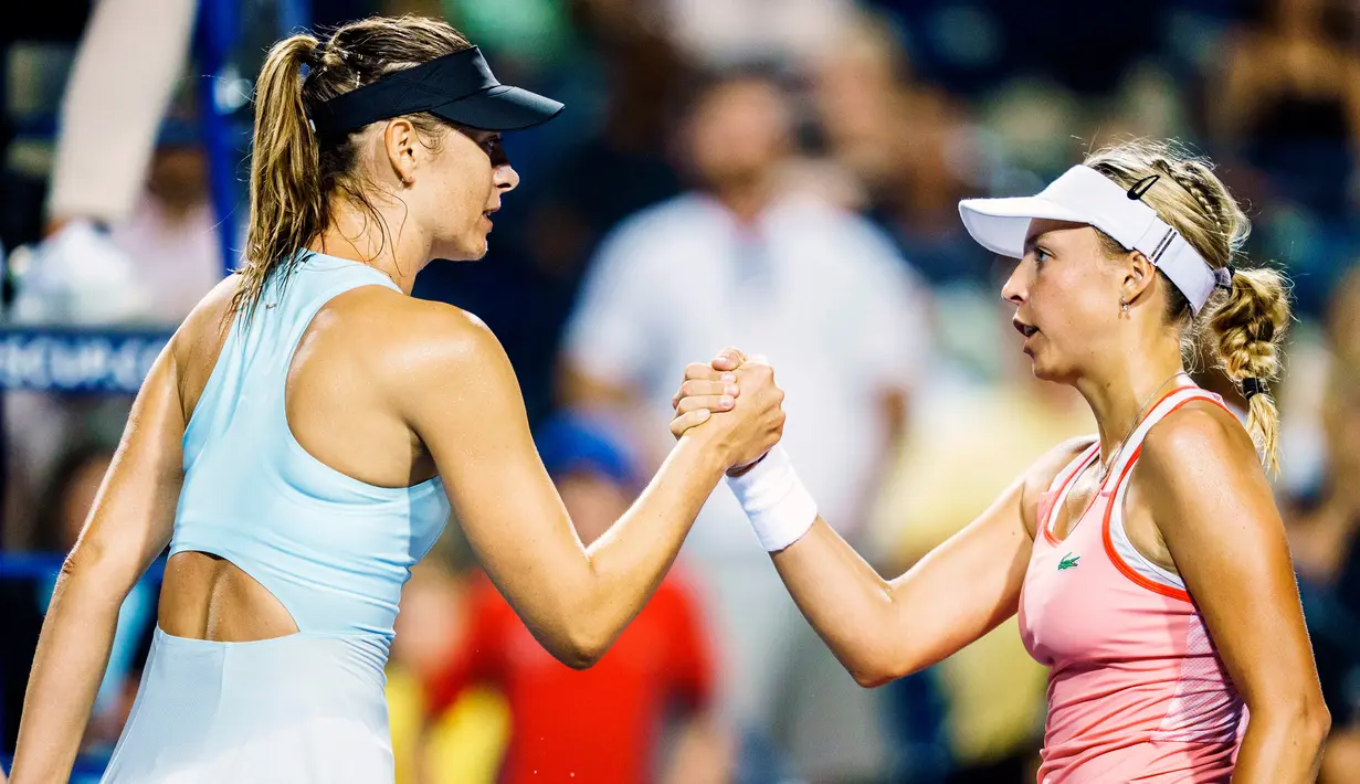 Anett Kontaveit (kanan) berjabat tangan dengan Maria Sharapova setelah mengalahkannya dalam putaran pertama turnamen tenis putri Piala Rogers di Toronto, Kanada, Senin (5/8/2019). Anett menaklukkan Sharapova dengan skor 4-6, 6-3, dan 6-4. (Mark Blinch/The Canadian Press via AP)