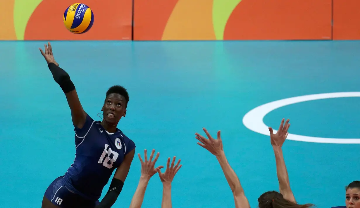 Atlet voli asal Italia, Paola Egonu (kiri) melakukan smash saat laga melawan Belanda di Olimpiade Rio 2016, Brasil pada 10 Agustus 2016. (REUTERS / Pilar Olivares)