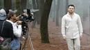 Ridho Rhoma saat pembuatan video 'Mengapa' di kawasan Cibubur, Jakarta, Kamis (9/2). Single lawas ciptaan sang ayah, Rhoma Irama, diramu ulang ulang dengan balutan musik pop dan EDM (Electronic Dance Music). (Liputan6.com/Herman Zakharia) 