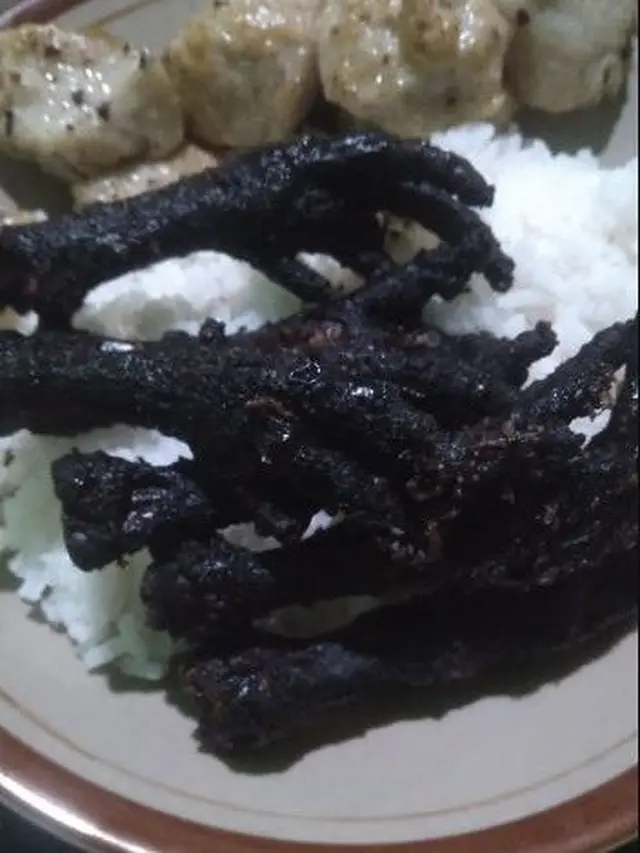 6 Momen Apes Masak Ceker Sampai Gosong Ini Bikin Elus Dada