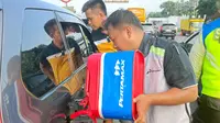 Tim Motorist Pertamina mengisi BBM ke mobil yang mogok karena kehabisan BBM di Tol.