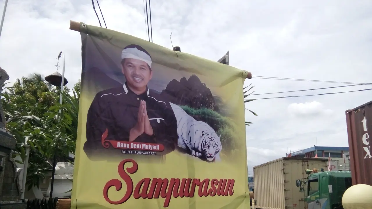Bukan dengan Wabup, Foto Bupati Ini Malah Bersanding dengan Maung