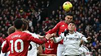 Pemain MU, Casemiro, mencetak gol ke gawang Fulham dalam lanjutan Liga Inggris 2025/2026 di Old Trafford, Minggu (1/2/2026) malam WIB. (Paul ELLIS / AFP)