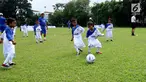 Anak-anak pra sejahtera mengikuti pelatihan sepak bola YKK Asia Group Kids Footbal Clinic  di Ciputat, Tangerang Selatan, Sabtu (7/10). Kegiatan bertujuan mencari bibit baru di dunia sepak bola. (Liputan6.com/Fery Pradolo)