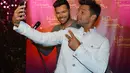 Penyanyi asal Puerto Rico, Ricky Martin melakukan selfie dengan patung lilinnya di Madame Tussauds Sydney, Australia (30/4/2015). (Bintang/EPA)