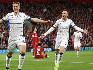 Pemain Atalanta, Mario Pasalic, melakukan selebrasi setelah mencetak gol ke gawang Liverpool pada leg pertama perempat final Liga Europa 2023/2024 di Anfield; Jumat (12/04/2024). The Reds takluk tiga gol tanpa balas. (AFP/Darren Staples)