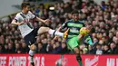 Gelandang Tottenham, Son Heung-Min, berebut bola dengan pemain Swansea, Neil Taylor. Sementara bagi Tottenham, hasil ini membuat mereka semakin memepet pimpinan klasemen dengan jarak dua poin. (Reuters/Russell Cheyne)