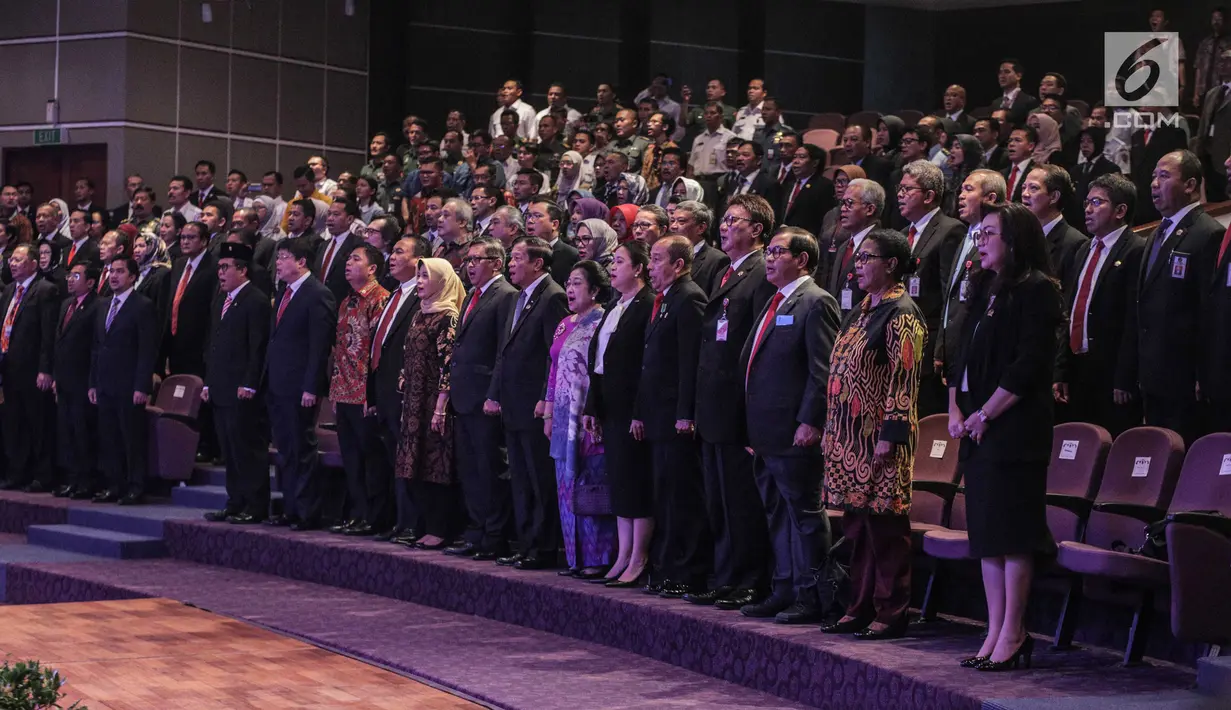 Presiden ke-5 RI Megawati Soekarnoputri (tujuh kanan) saat menghadiri penganugerahan pin alumni kehormatan Lembaga Ketahanan Nasional (Lemhanas) kepada Menteri Koordinator Pembangunan Manusia dan Kebudayaan Puan Maharani di Gedung Lemhanas, Jakarta, Kamis (5/9/2019). (Liputan6.com/Faizal Fanani)