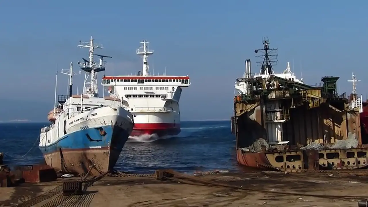 Kapal Laut Gagal Berhenti Sehingga Menghujam Pantai 