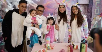 Keluarga Anang Hermansyah dan Ashanty tampil kompak saat merayakan ulang tahun Arsy. Mereka terlihat lucu saat mengenakan kostum My Little Pony. (Foto: instagram.com/ashanty_ash)