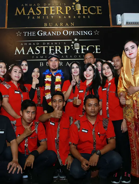 Ahmad Dhani termasuk musisi yang sukses dalam berbisnis. Selain label Republik Cinta Manajemen yang dia bangun, sudah 21 cabang rumah karaoke yang dirintis Dhani. (Deki Prayoga/Bintang.com)