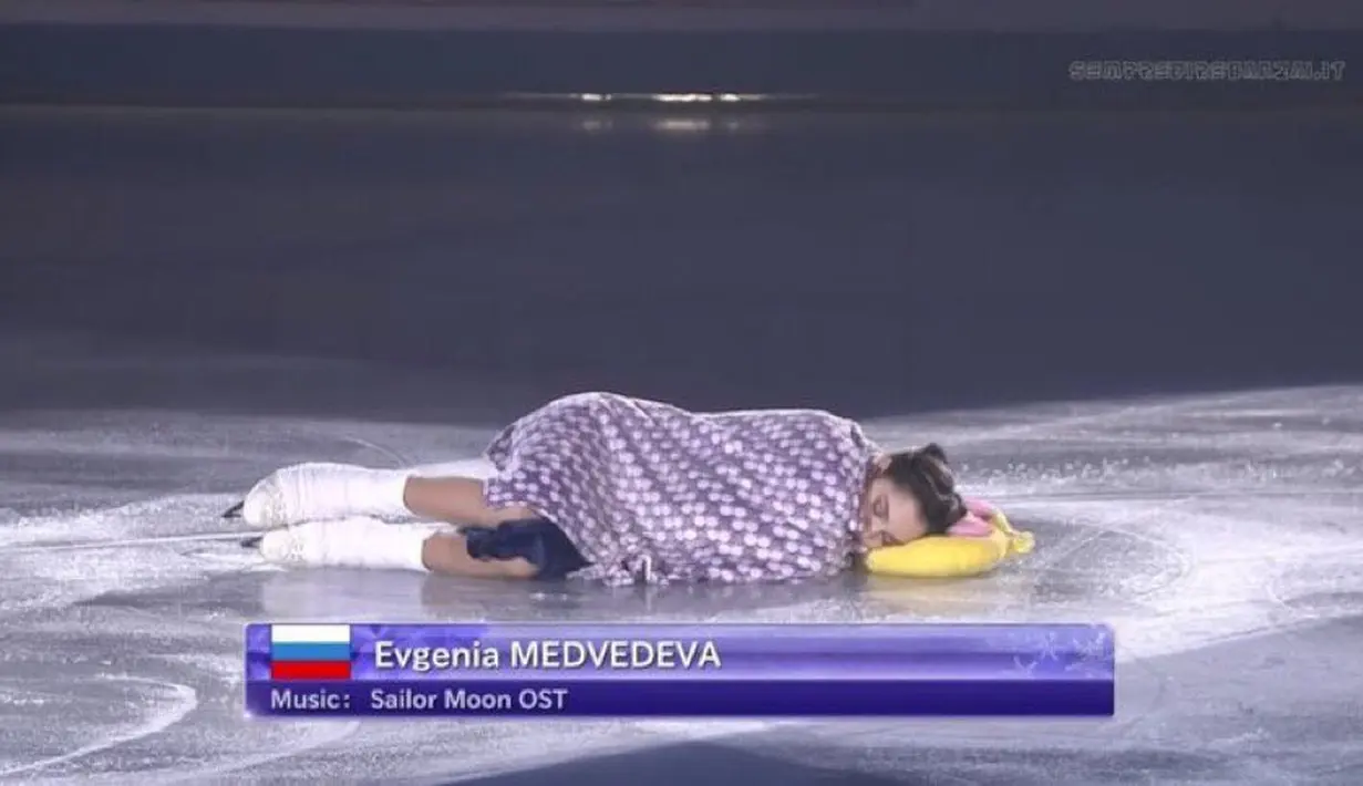 Namun, potret Medvedeva yang berpose seolah tengah tertidur di ring es dengan busana Sailor Moon kembali viral di media sosial. Diketahui, foto tersebut merupakan penampilannya di LP, Gala WTT tahun 2017 silam.