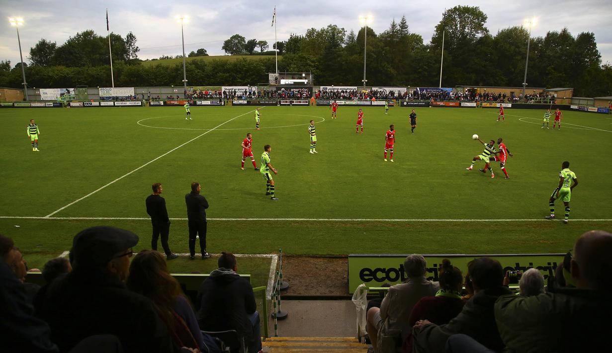 Suasana laga Piala Liga antara Forest Green Rovers melawan MK Dons pada laga Piala Liga di Stadion New Lawn, Nailsworth, Selasa (8/8/2017). FGB merupakan klub sepak bola yang mengedepankan hidup sehat dan ramah lingkungan. (AFP/Geoff Caddick)