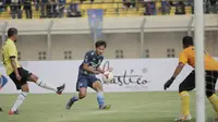 Striker Persib Bandung, Yandi Sofyan menedang bola ke arah gawang Malaysia All Stars pada laga persahabatan di Stadion Si Jalak Harupat, Bandung, Sabtu (24/10/2015). (Bola.com/Nicklas Hanoatubun)