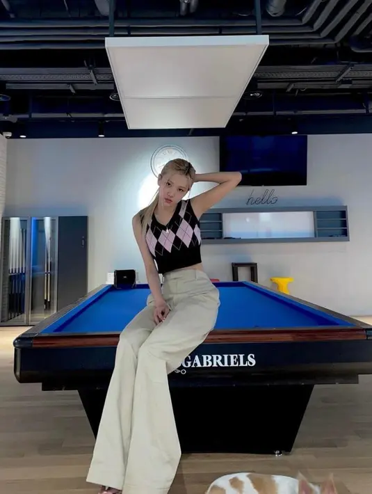 Kombinasi cropped vest dengan wide leg trousers juga tak kalah menarik. Seperti casual outfit Rose BLACKPINK ini (Instagram/roses_are_rosie).