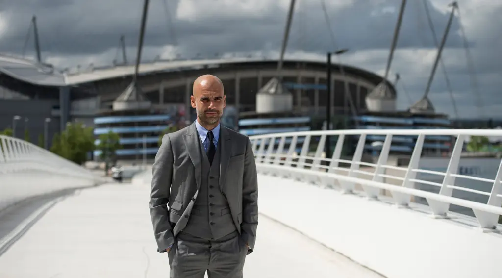 Ketika menangani Barcelona, Pep Guardiola, melarang pemainnya mengendarai mobil sport ke tempat latihan atau pertandingan. Zlatan Ibrahimovic menyindir aturan ini dalam bukunya. (AFP/Oli Scarff)