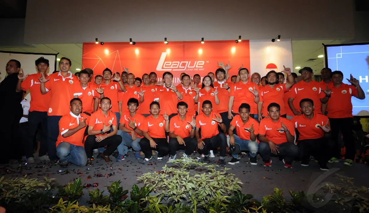 Seluruh pemain dan official Persija Jakarta berfoto bersama usai peluncuran kostum musim 2015 di Hall Atrium JIExpo, Kemayoran, (23/12/2014). (Liputan6.com/Helmi Fithriansyah)