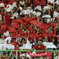 Suporter Indonesia menampilkan koreografi bendera Merah Putih jelang menyaksikan laga Indonesia lawan Laos pada penyisihan Grup A Sepak Bola Asian Games 2018 di Stadion Patriot Candrabhaga, Bekasi, Jumat (17/8). (Liputan6.com/Helmi Fithriansyah)