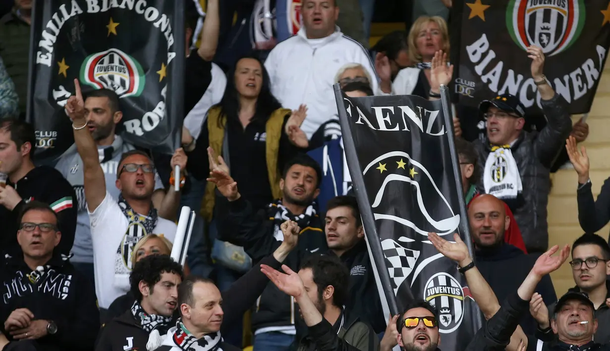 Dukungan fans Juventus yang datang ke Stadion Stade Louis II (REUTERS/Jean-Paul Pelissier)