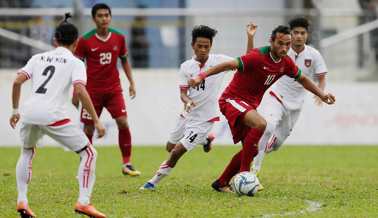 Striker Timnas Indoneisa, Ezra Walian, menggiring bola saat bertanding melawan Myanmar pada Laga Sea Games 2017 di Stadion MPS, Selangor, Selasa (29/8/2017). Indonesia menang 3-1 atas Myanmar. (Bola.com/Vitalis Yogi Trisna)