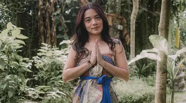 Abigail Cantika membagikan momen saat menjalani ritual melukat di Bali. Dalam unggahannya, ia terlihat memakai kain jarik serta selendang berwarna biru. (Liputan6.com/IG/@abigailcantika)