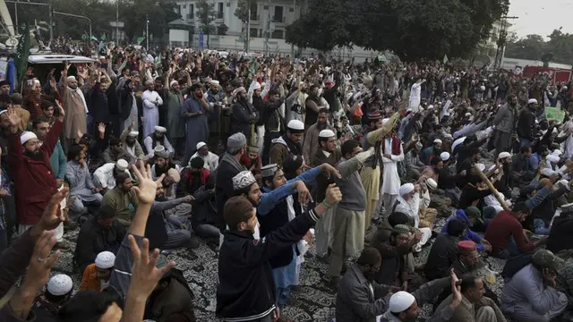 Demonstran di Lahore, Pakistan pada 26 November 2017. Massa menolak sebuah amandemen pasal parlemen yang dinilai oleh mereka mengandung unsur penistaan agama (K.M Chaudary/AP)