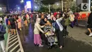 Warga memadati Car Free Night (CFN) pada malam pergantian tahun baru 2023 di kawasan Bundaran Hotel Indonesia, Jakarta, Sabtu (31/12/2022). Pemprov DKI Jakarta juga menerapkan car free night (CFN) di sepanjang kawasan Sudirman-MH Thamrin pada pukul 20.00 hingga pukul 02.00 dini hari. (Liputan6.com/Angga Yuniar)