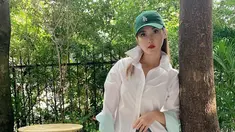 Tampil dengan kemeja berwarna putih, Eva Anindita memilih memadukan penampilannya mengguankan baseball hat berwarna hijau. Penampilan kasualnya ini pun bisa dijadikan inspirasi saat berkumpul dengan teman-teman atau liburan. (Liputan6.com/IG/@eva_anindita_zachrie)