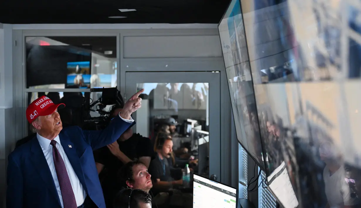 Donald Trump juga berkeling melihat ruang monitor peluncuran uji coba keenam roket SpaceX Starship. (Brandon Bell/Getty Images North America/Getty Images via AFP)