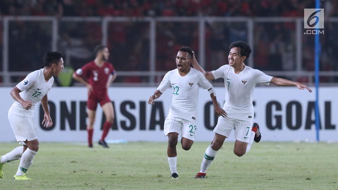 Pemain Timnas Indonesia U-19, Todd Rivaldo Ferre (ketiga kiri)merayakan gol ke gawang Qatar U-19 pada penyisihan Grup A Piala AFC U-19 2018 di Stadion GBK, Jakarta, Minggu (21/10). Indonesia kalah tipis 5-6. (Liputan6.com/Helmi Fithriansyah)